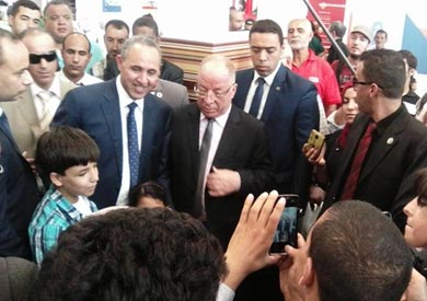 وزير الثقافة يتفقد جناح مصر في معرض الكتاب الجزائري